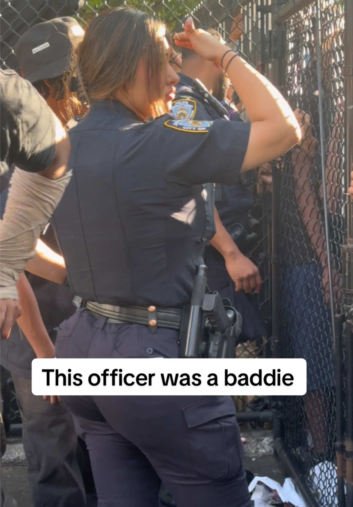 Show this baddie some love… ya know I love beautiful women and always gone give credit excuse her face she was over the whole thing but she was so sweet and down to earth I love a girls girl #mrsofficer #nypd #baddie #fyp #foryoupage 
