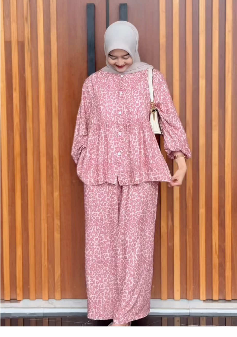 Megan Oneset – definisi sempurna antara elegan dan praktis. Satu set, dua gaya, sejuta pesona. Tampil anggun tanpa repot, karena classy never goes out of style.✨ Motif leopard pink dan berlin hitam #fyp #foryou #oneset 