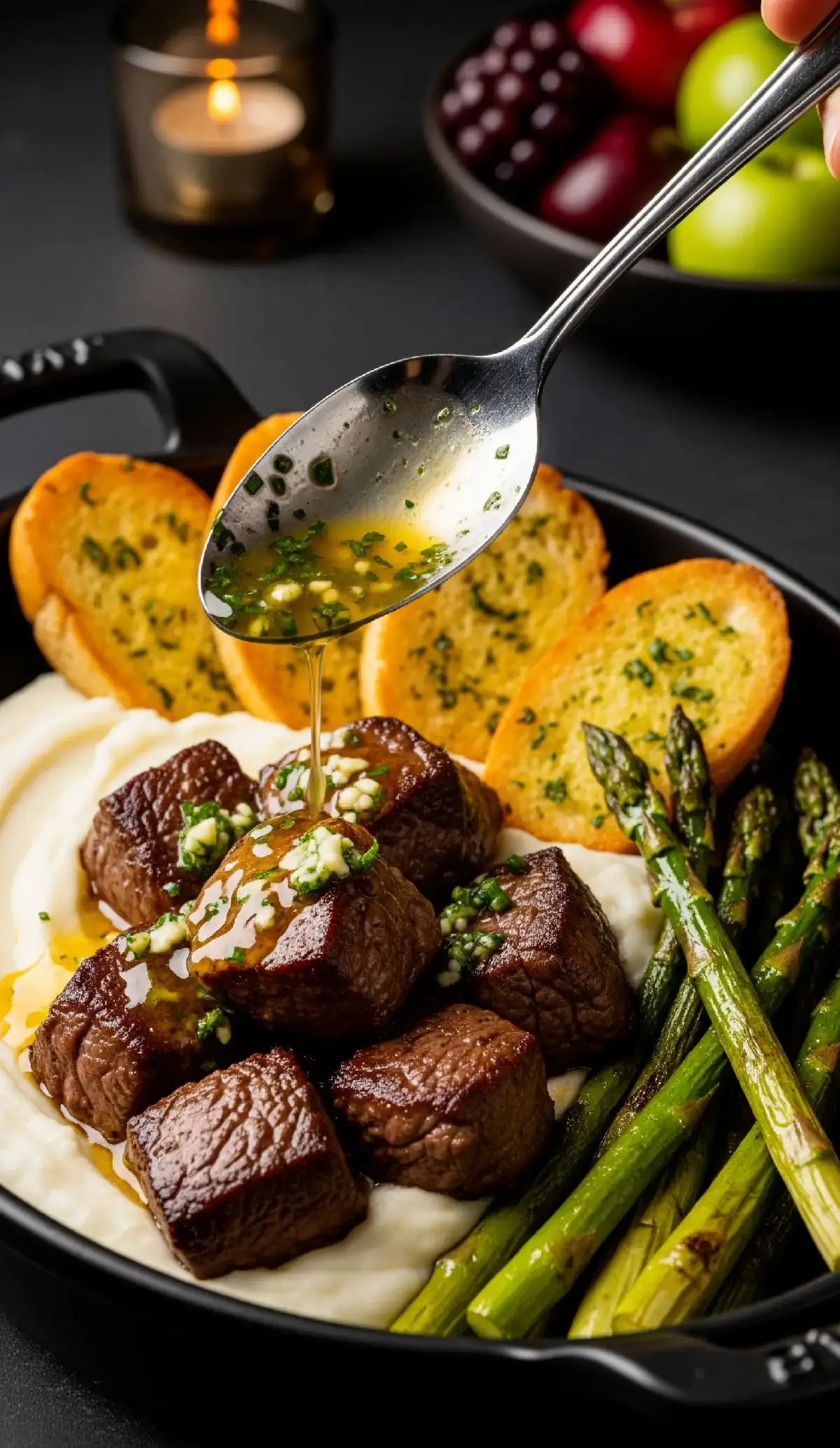 🥢 “Un festín estilo steakhouse en menos de 30 minutos… ¿te animas a probarlo?”… 🍺 🤤 💾 Guarda esta receta, suscríbete para más delicias, dale ❤️ y cuéntame: ¿con qué la acompañarías?  ✍️ •	Porciones: 2 •	Tiempo Total: 30 minutos •	Dificultad: Media-baja •	Tipo de Receta: Reconfortante, estilo steakhouse casero 📝 Ingredientes Mantequilla •	1/4 taza de mantequilla sin sal, a temperatura ambiente  •	1/2 cda cebollino fresco picado. •	1/2 cda perejil fresco picado. •	1/2 cda mostaza Dijon. •	2 cdts ajo picado o prensado. •	1 cdta jugo de limón fresco. •	1/4 cdta cayena en polvo. •	1/4 cdta copos de pimiento rojo. •	1/4 cdta paprika. •	Sal y pimienta negra recién molida. Carne: •	450 g de puntas de solomillo. •	Vinagre de vino tinto o vinagre balsámico. •	Sal y pimienta negra. •	Sazonador de carne con mantequilla (opcional). •	Aceite de oliva virgen extra. •	2 cdas de mantequilla de vaquero. Puré de Patatas: •	2 papas grandes . •	1/3 taza crema pesada (nata). •	Sal y pimienta negra. Pan de Ajo: •	1 baguette pequeña. •	Mantequilla con especies. Espárragos: •	1 manojo de espárragos frescos. •	Aceite de oliva. •	Sal y pimienta. 🍳 Preparación Paso a Paso: 1.	Mantequilla: Mezcla mantequilla blanda con hierbas, Dijon, ajo, jugo de limón y especias. Ajusta sal y pimienta. Refrigera o usa de inmediato. 2.	Puré de papas: Hierve las papas en agua salada 15-20 min. Escurre, aplasta y mezcla con crema, sal y pimienta. Reserva caliente. 3.	Pan de ajo: Hornea la baguette con mantequilla con especies a 200 °C por 8-10 min, hasta dorar. 4.	Carne: Corta en cubos, sazona con vinagre de vino , sal y pimienta. Dora en sartén muy caliente con aceite (2-3 min por lado). Añade 2 cdas de mantequilla , mezcla y retira. 5.	Espárragos: En la misma sartén, saltea los espárragos 8-10 min hasta tiernos pero crujientes. 🍽️ Presentación Final: Sirve una base de puré cremoso, coloca encima los bocados de carne jugosa, acompaña con espárragos y pan de ajo crujiente. Termina con un baño brillante de mantequilla con especies y cebollino fresco picado. 💡 Tips del Chef: •	Usa mantequilla a temperatura ambiente, nunca derretida. •	No sobrecargues la sartén al sellar la carne. •	Recuerda: 2-3 min por lado = punto medio rojo perfecto. •	Cocina los espárragos en la misma sartén para absorber los jugos de la carne. •	Variante: agrega champiñones salteados o cebolla caramelizada para intensificar el sabor. # steakhouse # meatlover #foodtiktok #foodporn #recetastiktok