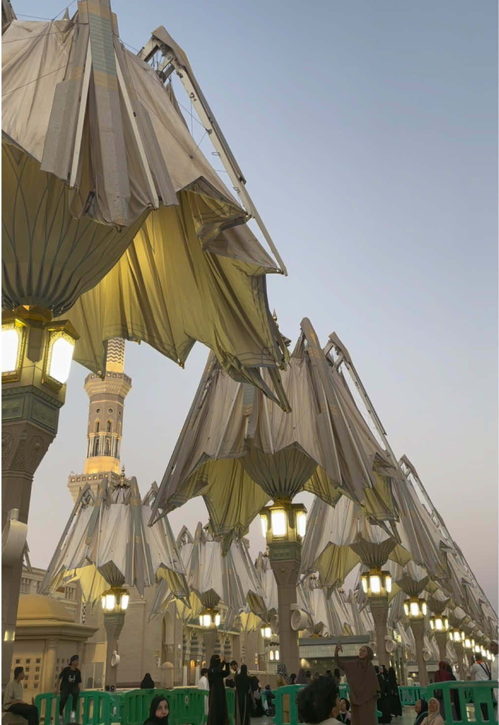 Suatu anugrah yg Masyaallah bisa dapetin view buka tutup payung Madinah dijam dan diwaktu tertentu saja🥹🫶🏻 #madinah #makkahmadinah🕋 #umrah 