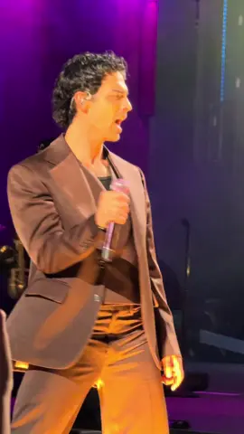 this audio fits TOOOOO well  #greetingsfromyourhometowntour #jonasbrothers #joejonas #dnce #cakebytheocean 