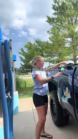 Nothing beats a clean truck🤩 #cleanwithme #truckcleaning #truckdetailing #silverado #truck 