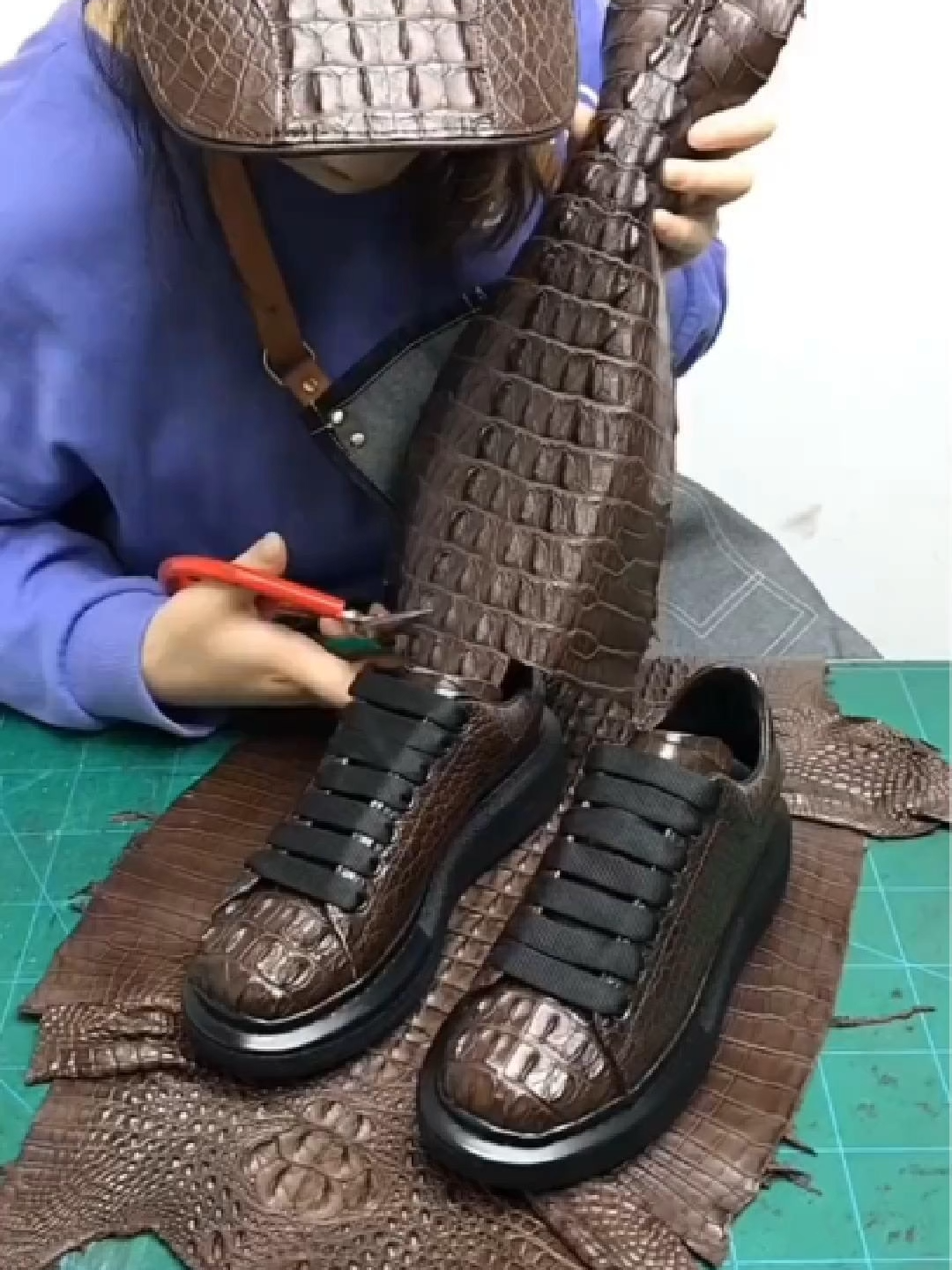 Giày thể thao da cá sấu màu nâu, gai lưng mạnh mẽ #dodathucong #handmadeleatherbag #khautay #leathercraft #diyprojectvn #handmade #thucong #diyproject