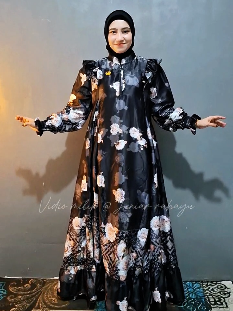 gamis hitam dengan kombinasi bunga #gamispesta #gamismurah 