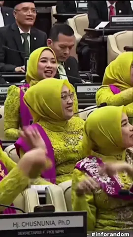 Gaji DPR menjadi perbincangan publik setelah viral bahwa anggota DPR bisa mendapat gaji Rp 3 juta per hari. Benarkah anggota DPR bisa mendapat gaji Rp 3 juta per hari? Simak rincian gaji dan tunjangan anggota DPR RI 2025. Viral gaji DPR muncul setelah anggota DPR RI, TB Hasanuddin, menyebut gaji anggota DPR mencapai Rp100 juta per bulan, atau sekitar Rp3 juta per hari. Lalu, beredar kabar bahwa gaji DPR tahun 2025 ini. Namun, Ketua DPR RI, Puan Maharani, membantah kabar tersebut. Diberitakan Kompas.tv, Puan menegaskan tidak ada kenaikan gaji anggota DPR. Puan menegaskan anggota DPR mendapat uang kompensasi rumah karena tak lagi mendapat rumah jabatan. Bantahan ini disampaikan Puan Maharani saat menghadiri upacara penurunan bendera Merah Putih di Istana Negara (17/8/2025). 