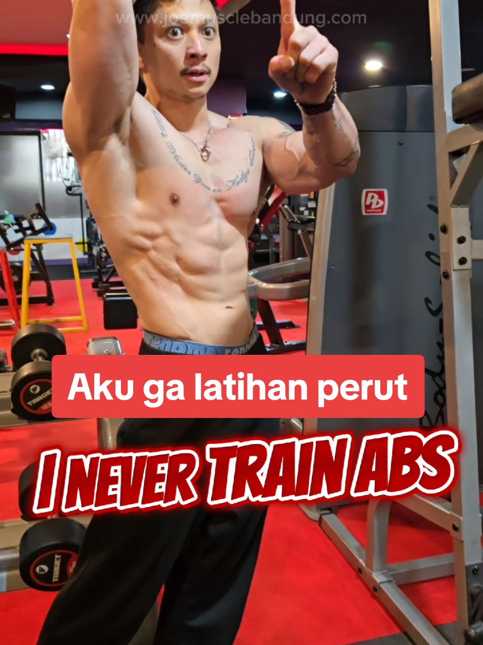 Atlit Joe @wydmller 👉 nggak pernah latihan abs, hasilnya perut tipis & sixpack. Coach Joe 👉 rajin latihan abs, hasilnya perut tebel walau ada sixpack. 🚫 Kalau masih buncit, latihan perut = percuma. Bukan mengecilin, malah bikin maju. 📘 Ebook Jangan Latihan Perut bakal bongkar rahasia perut ramping dengan: ✅ Strategi diet + contoh meals ✅ Fakta & mitos waist trainer ✅ Latihan vacuum buat pinggang kecil ✅ Cardio paling efektif BONUS latihan abs khusus kalau kamu udah lean (lengkap sama videonya) Udah capek latihan perut tapi hasil nggak ada? Saatnya ubah strategi. link ebook joemusclebandung.com/joemusclebandung/kn8kr9l64dm7 di story juga ada Gaskeun #janganlatihanperut #joemusclebandung