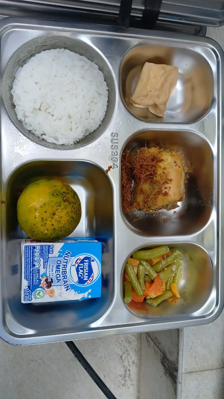 alhamdulillah menu makan bergizi gratis dari pak presiden  . . . . #Sekolahkukeren #Foto #RA_MANSYAULULUM #Fyp