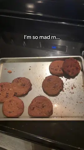I’m so mf mad rn yall don’t understand #burnt #cookies #fyp #cantcook #cookies 