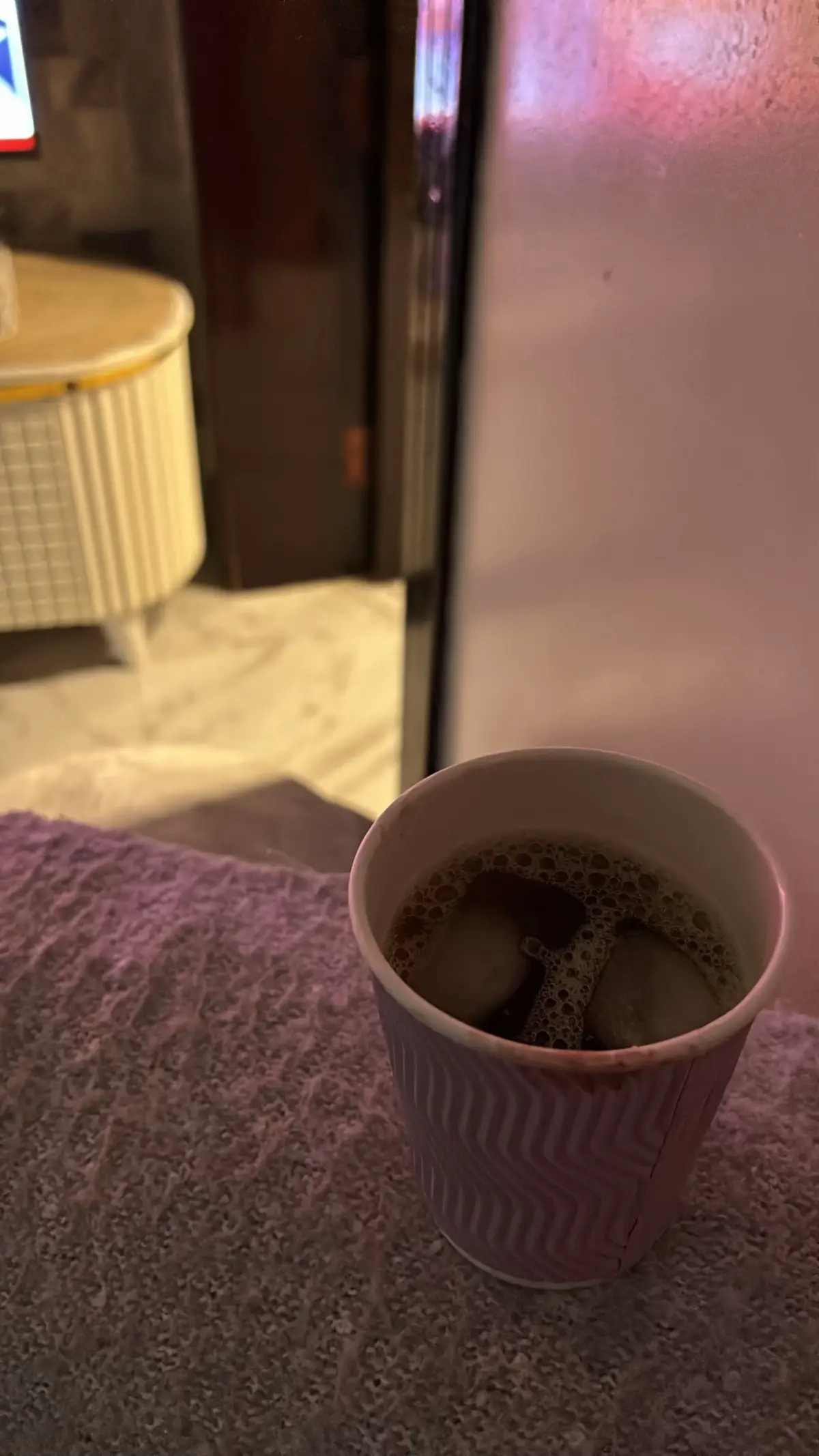 أنا جيت أعشقك نبض و مشاعر  مااعشقك تمثل  أنا جيت أسكنك  واحياك و أبقى فيك  وابقى لك ؟ أنا جيت بضمى عاشق تعب يطرد سراب الليل أنا جيت استفزّ رضاك  من فرقاك و الجأ ألك  أنا ماهمت عقال  أنا كنت أعشقك بخبال  تخيل من كثر م اخااف تلقى لزعل مدخال  اخاف اخطي على طيفك  وادوس برجلي رضاك ..