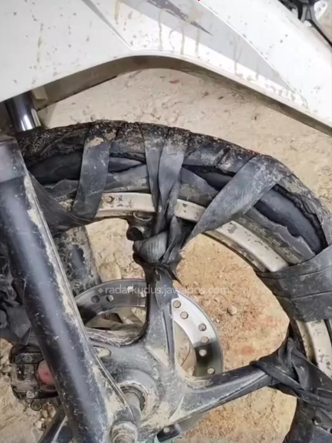 Beredar video di media sosial yang memperlihatkan sepeda motor dengan ban depan dililit potongan karet ban dalam viral di media sosial.  Kondisi ban yang sudah tidak layak pakai itu diduga digunakan seorang pelajar untuk berangkat ke sekolah. Berdasarkan informasi dari pemosting video, motor tersebut tetap digunakan setiap hari meski bannya sudah rusak parah. Sebagai solusi darurat, ban dililit karet agar bisa menempuh perjalanan di jalan tanah dan bebatuan. Fenomena ini menjadi potret nyata tantangan transportasi pelajar di daerah pedesaan, di mana keterbatasan ekonomi membuat sebagian warga harus memanfaatkan kendaraan seadanya. Lokasi: desa Leubok Pusaka, Kecamatan Langkahan, Aceh Utara  Video: razaliahmedrazali #radarkudus #radarkudusviral #koranradarkudus