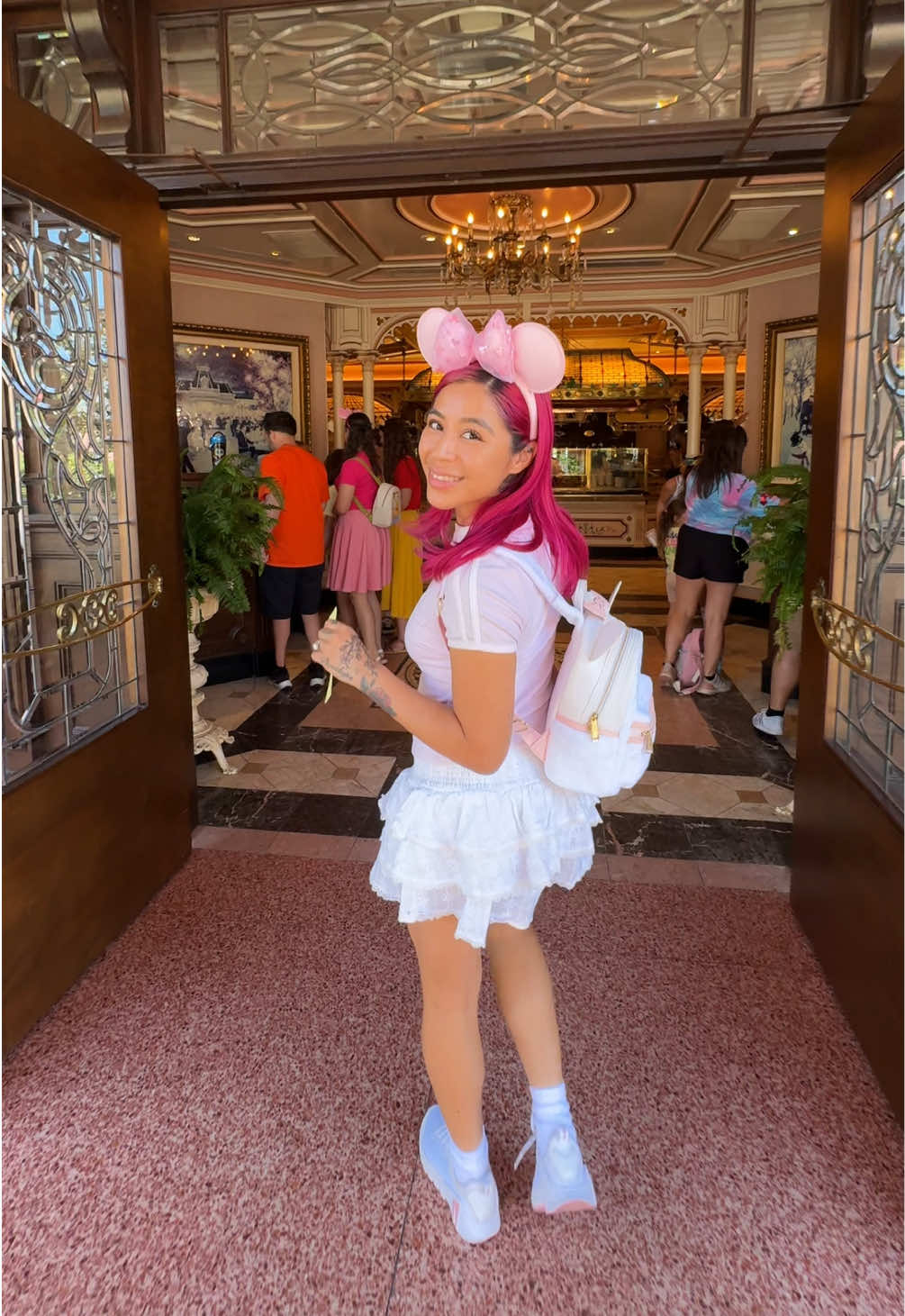Breakfast at Plaza inn with the characters was def a wholesome experience 🤍🍯🐭🏰 #magickeyholder #disneyland #disneybreakfast 