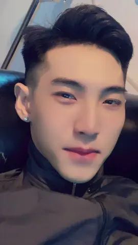 Ai làm em khóc thế 