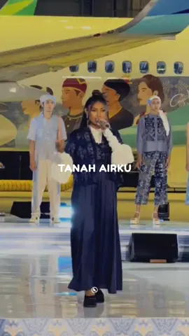 Moment ' Novia nyanyikan lagu kebanggan masyarakat Indonesia #tanahairku #laguviral #liriiklagu #liriklagu  Source TikTok : @novbach 