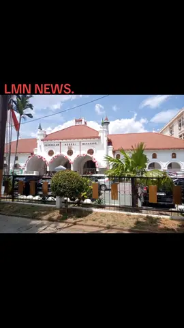 Sidang Gugatan Marthen Luther Kembali Ditunda, Oknum Panitera  PN Makassar melakukan Pembohongan Publik Makassar, 19 Agustus 2025 — Sidang perkara gugatan perdata dengan penggugat Marthen Luther kembali mengalami penundaan setelah pihak tergugat dari Bank BRI dan Kantor Pelayanan Kekayaan Negara dan Lelang (KPKNL) tidak hadir di Pengadilan Negeri Makassar, Selasa (19/8). Dalam agenda sidang keempat tersebut, hanya tergugat III, yakni Mahrim selaku pemenang lelang, yang hadir melalui kuasa hukumnya. Majelis hakim kemudian memutuskan untuk menunda sidang hingga Selasa pekan depan, guna memberi kesempatan bagi pihak Bank BRI dan KPKNL untuk hadir. Namun jalannya sidang menuai sorotan dari sejumlah pihak, khususnya dari kalangan lembaga swadaya masyarakat (LSM) dan media yang hadir memantau jalannya persidangan. Ketua LSM Lintas Pemburu Keadilan, Agung Gunawan SH, mengaku kecewa karena panitera sempat meminta mereka keluar dari ruang sidang dengan alasan adanya sidang perceraian. “Kami merasa dibohongi. Hakim sudah jelas mengetuk palu dan menyatakan sidang ini terbuka untuk umum, tetapi kami malah disuruh keluar. Kami pertanyakan keberpihakan panitera pengadilan ini,” ujarnya. Sementara itu, penggugat Marthen Luther menegaskan bahwa dirinya hanya ingin memperoleh keadilan dalam perkara ini. Ia mengakui memiliki kewajiban, namun menilai pihak tergugat seolah tidak menghargai proses hukum. “Saya di sini hanya mencari keadilan. Betul saya punya kewajiban, tetapi yang saya tuntut adalah keadilan. Kalau pihak tergugat tidak menghargai panggilan pengadilan, itu sama saja meremehkan institusi hukum,” tegasnya. Sidang ini akan kembali dilanjutkan pada pekan depan dengan agenda menghadirkan pihak Bank BRI dan KPKNL sebagai tergugat. Editor.Arman