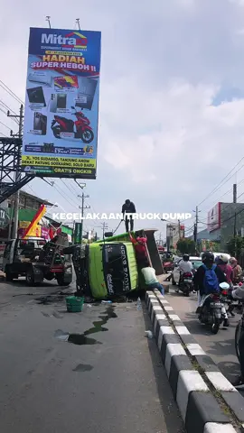 BPBD Sukoharjo Bersama Damkar Melakukan evakuasi dan pembersihan solar akibat kecelakaan truck dump di depan pasar telukan Sukoharjo