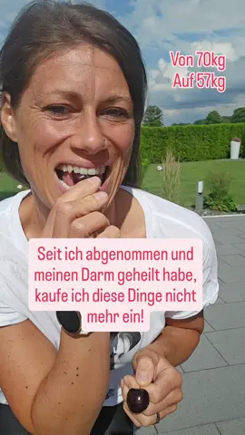 Seit ich 13kg abgenommen und meinen Darm geheilt habe, kaufe ich diese Dinge nicht mehr ein: ❌💥 1️⃣ Isotonische Sportgetränke – viel Zucker oder Süßstoffe, kaum echte Mineralstoffe. 🧃 2️⃣ Energydrinks („Zero“) – kurzfristiger Push, langfristig Energie- & Nährstoffräuber. ⚡❌ 3️⃣ Molke-Proteinshakes – übersäuern, schwer verdaulich & oft voll mit Süßstoffen. 🥦😬 4️⃣ Light-Joghurts & -Puddings – isolierte Süßstoffe & Zusatzstoffe. 👀🍬 5️⃣ Proteinriegel aus dem Supermarkt – hochverarbeitet, wenig Nährstoffe, selten pflanzlich. 🧃🚫 6️⃣ Vitaminwasser & Instant-Vital-Tees – hübsch verpackt, wenig echter Inhalt. ☕🥛 7️⃣ Pre-Workout-Booster – viel Koffein, keine Regeneration. Lieber echte Energie! 💥😴 8️⃣ Glutenfreie Fertigbackwaren – voller Stärke & Zucker. Nicht automatisch gesund! 🍞❌ 9️⃣ Fertig-Smoothies – pasteurisiert, konzentriert & oft Zuckerbomben. 🍓🍭 🔟 Multivitamin-Säfte – künstlich angereichert, ohne echte Pflanzenkraft. 🍊🥤 1️⃣1️⃣ Fleischersatzprodukte – voller Zusätze, keine lebendige Nahrung. 🌭🚫 1️⃣2️⃣ Agavendicksaft & Trend-Süßen – hübsch, aber isolierter Zucker. 🍯⚠️ 1️⃣3️⃣ Zuckerfreie Kaubonbons & Süßigkeiten – kaum Sättigung, null Nährstoffe. 🍬😕 1️⃣4️⃣ Pflanzliche Haferdrinks – besser als Kuhmilch, aber oft Öl & Aromen. 🥛🤔 1️⃣5️⃣ Kaugummi mit Aspartam – gaukelt Süße vor, belastet den Darm. 🍬💣 💡 Mein Tipp: Finde eine Balance im Sinne eines 80/20-Lifestyles. Wenn du mal Süßes isst, schau, ob es nicht eine gesündere Alternative gibt. 🍫➡️🍌 Willst du mehr Infos zu einer optimalen Ernährung, die dir hilft, abzunehmen und deinen Darm zu regenerieren, kommentiere mit ,,Info
