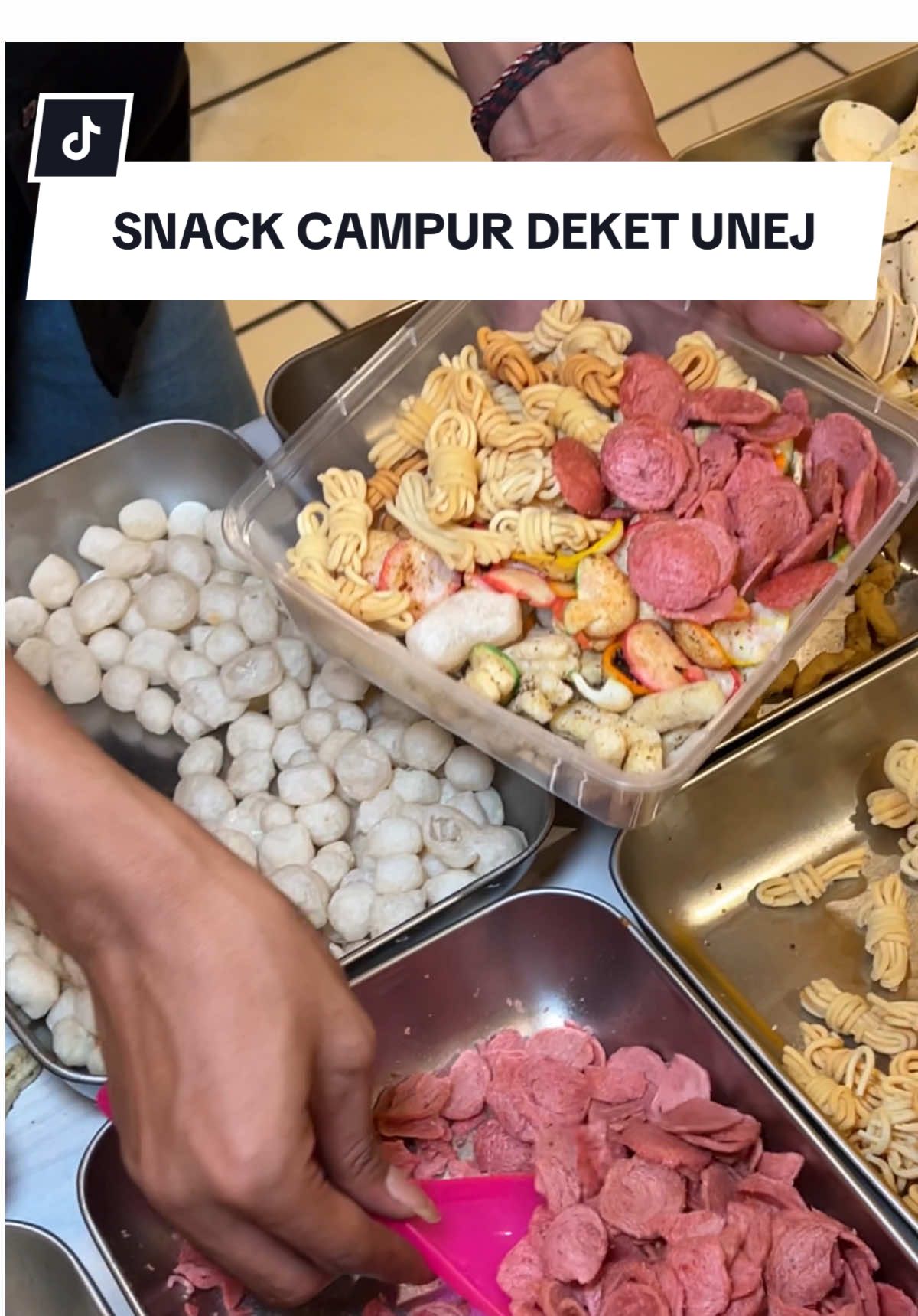 SNACK CAMPUR BEBAS BUMBU SEPUASNYA‼️ udah pada tau belum sih guys, kalo ada jajanan kaya gini di area kampus. bebas campur bumbu basah ataupun keringnya, kaya chili oil, daun jeruk, bumbu indomie dll. 📍macarina corner - jalan kalimantan 15A ⏰9 pagi - 11 malam ✅gofood, grabfood dan shopeefood #kulinerjember #kulinerviral #mabaunej #unej #kulinertiktok 