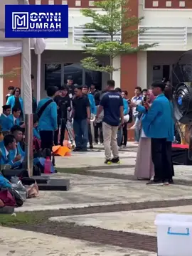 PKKMB TANPA MAKAN SIANG: KEMANA ANGGARAN DIALIHKAN? BEM KM dan Ormawa Universitas Maritim Raja Ali Haji Kepulauan Riau mempertanyakan transparansi pelaksanaan PKKMB 2025. Pasalnya, mahasiswa baru hanya diberikan snack kueh dan diarahkan untuk membawa bekal sendiri dari rumah. Hal ini menimbulkan tanda tanya besar: kemana anggaran PKKMB dialokasikan? Padahal, mahasiswa sudah membayar UKT yang semestinya dikelola dengan bijak dan transparan untuk menunjang fasilitas, termasuk kebutuhan dasar dalam kegiatan resmi kampus. Kebijakan ini memunculkan keresahan, sebab PKKMB bukan sekadar ajang pengenalan, tetapi juga wadah kampus untuk menunjukkan kepedulian terhadap mahasiswa baru. Jika kebutuhan sederhana seperti konsumsi saja tidak terpenuhi, wajar jika mahasiswa bertanya soal efektivitas dan akuntabilitas pengelolaan anggaran. Opini ini bukan sekadar kritik, melainkan bentuk perhatian agar kampus lebih terbuka, transparan, dan berpihak pada mahasiswa. 👉 Bagaimana pendapat kalian, apakah kebijakan ini mencerminkan keberpihakan kampus pada mahasiswa baru? #pkkmbumrah2025 #pkkmbumrah #suarakutakakanpernahberhenti #opinimahasiswaumrah 