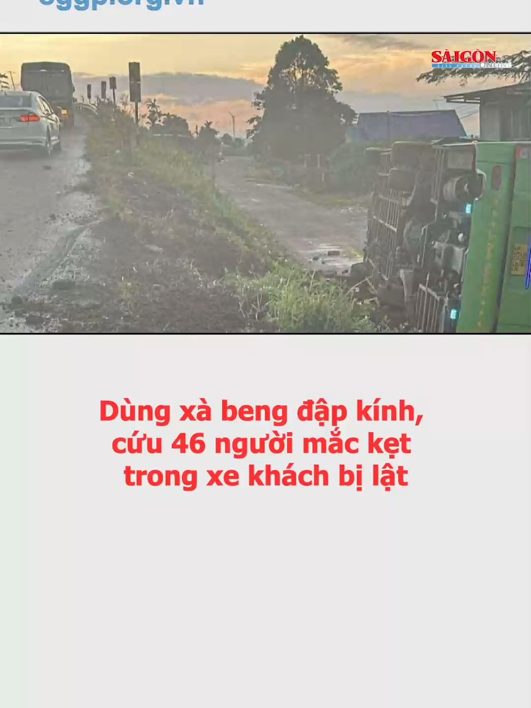 Dùng xà beng đập kính, cứu 46 người mắc kẹt trong xe khách bị lật | Một xe khách giường nằm lưu thông theo hướng Đắk Lắk đi Gia Lai, khi đến địa phận xã Krông Búk thì bất ngờ mất lái, lao xuống lề đường và lật ngang. Lúc này, trên xe có tổng cộng 46 người. Người dân cùng lực lượng chức năng đã dùng xà beng phá cửa kính để giải cứu hành khách mắc kẹt bên trong. #saigongiaiphong #sggp #sggpnews #xekhach #tainangiaothong #tainan #daklak #giaicuu