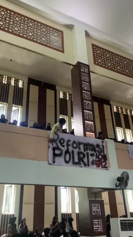 Hari ini kita kembali dipertontonkan tindakan represif dari pihak kampus. Suara rakyat yang seharusnya dijamin oleh demokrasi malah dibungkam dengan alasan kondusifitas. Ironisnya, acara berjalan lancar tanpa sedikit pun tindakan anarkis, namun intervensi terhadap aspirasi terus mencekik. Inilah wajah asli ketika kritik dipasung, dan kebebasan mahasiswa dipreteli. #uinmalang #rektoruinmalang #demokrasi #pbakuinmalang #viral 