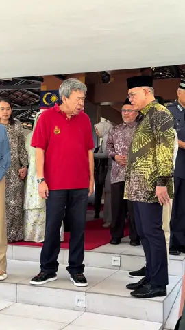 Dirgahayu Tuanku. Mengiringi Kebawah Duli Paduka Mulia Tengku Mahkota Pahang Tengku Hassanal Ibrahim Alam Shah Ibni Al-Sultan Abdullah Ri'ayatuddin Al-Mustafa Billah Shah sempena keberangkatan pulang Duli Yang Maha Mulia Sultan Selangor Sultan Sharafuddin Idris Shah Al-Haj Ibni Almarhum Sultan Salahuddin Abdul Aziz Shah Al-Haj dan Duli Yang Maha Mulia Tengku Permaisuri Selangor Tengku Permaisuri Hajah Norashikin serta Duli Yang Teramat Mulia Raja Muda Selangor Tengku Amir Shah Ibni Sultan Sharafuddin Idris Shah ke Negeri Selangor Darul Ehsan.
