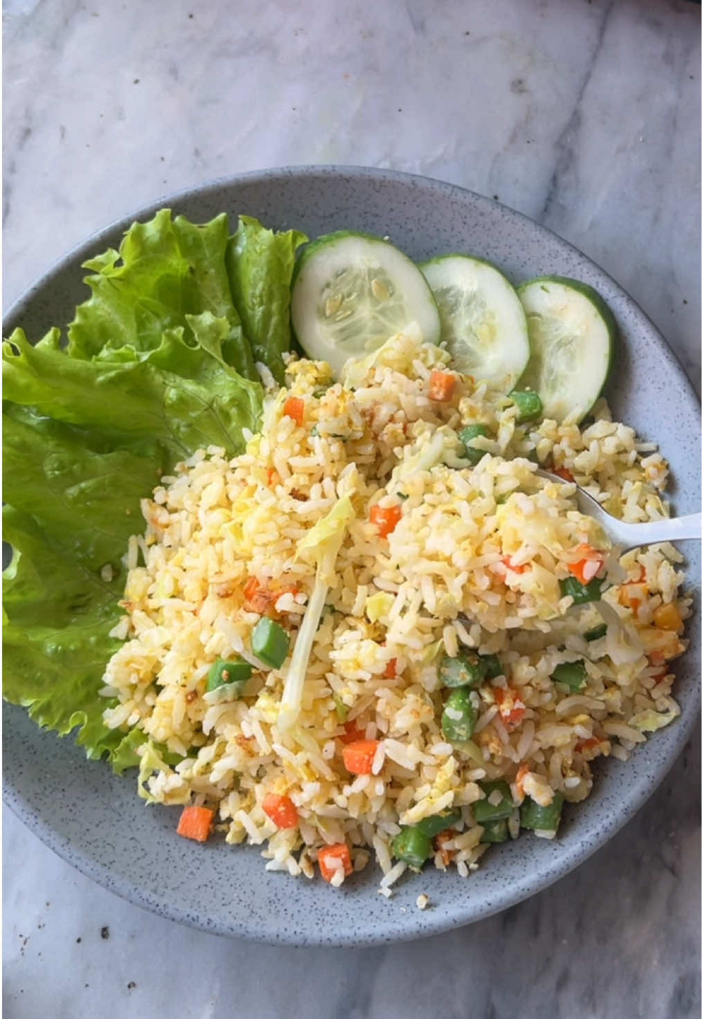 Nasi Goreng Telur dan Sayur 🍛🥕 . bahan a:  500gr nasi (nasi dingin sisa semalam)  3 butir telur  1 1/4 sdt garam  . bahan b:  3 sdm minyak goreng  50gr wortel  50gr buncis  50gr kol  . bahan c:  2 sdt Desaku Bawang Putih Bubuk  1/2 sdt Ladaku Merica Bubuk  . cara:  🍛 campur nasi, telur, dan garam, aduk sampai rata lalu sisihkan 🍛 panaskan minyak, masukkan wortel & buncis, masak sampai ½ matang, masukkan kol, aduk 🍛 masukkan nasi, aduk sampai berbulir-bulir, goreng sambil diaduk terus sampai keluar aroma khas nasi goreng 🍛 bumbui dengan Ladaku dan Desaku Bawang Putih Bubuk, aduk sampai rata, matikan kompor, hidangkan ✨ . TIPS‼️ seasoning (bahan c) ditambahkan setelah nasi mengeluarkan aroma khas nasi goreng, untuk mendapatkan rasa dan aroma yang lebih optimal  #nasigoreng_satset #resepsatset #fyp 
