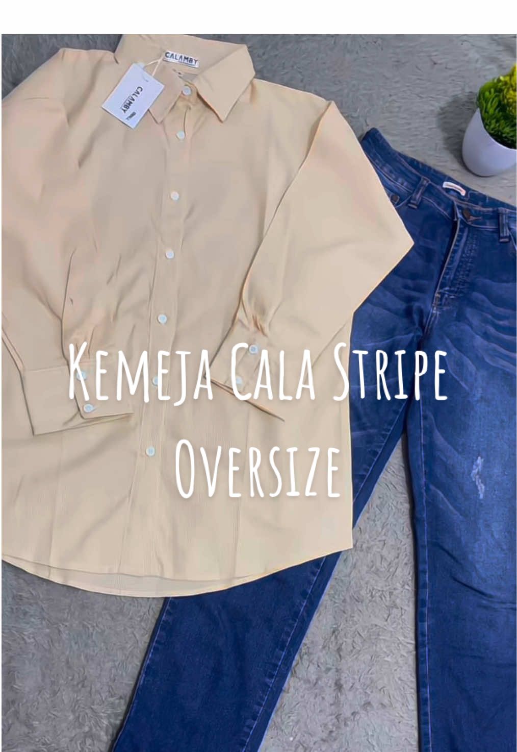 Disangka anak kuliahan padahal udah berbuntut 2. Emang udh paling nyaman pake kemeja oversize🫵🏻 Samaan yu🫶🏻 #kemeja #fyp #lewatberanda #ootdhijab #mamaanak2 