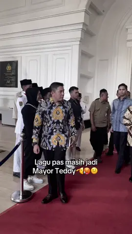Saya sebenernya dua orang🤣🤣 #mayorteddy #letkolteddy #17agustus #tabolabale #seskabteddyindrawijaya 