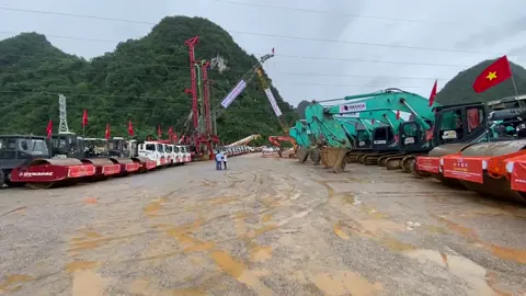 Chính thức nhấn nút khởi công gđ 2 ct đồng đăng-trà linh.  Chiều dài 26,47km Xây mới 17 cầu và 3 hầm xuyên núi. 