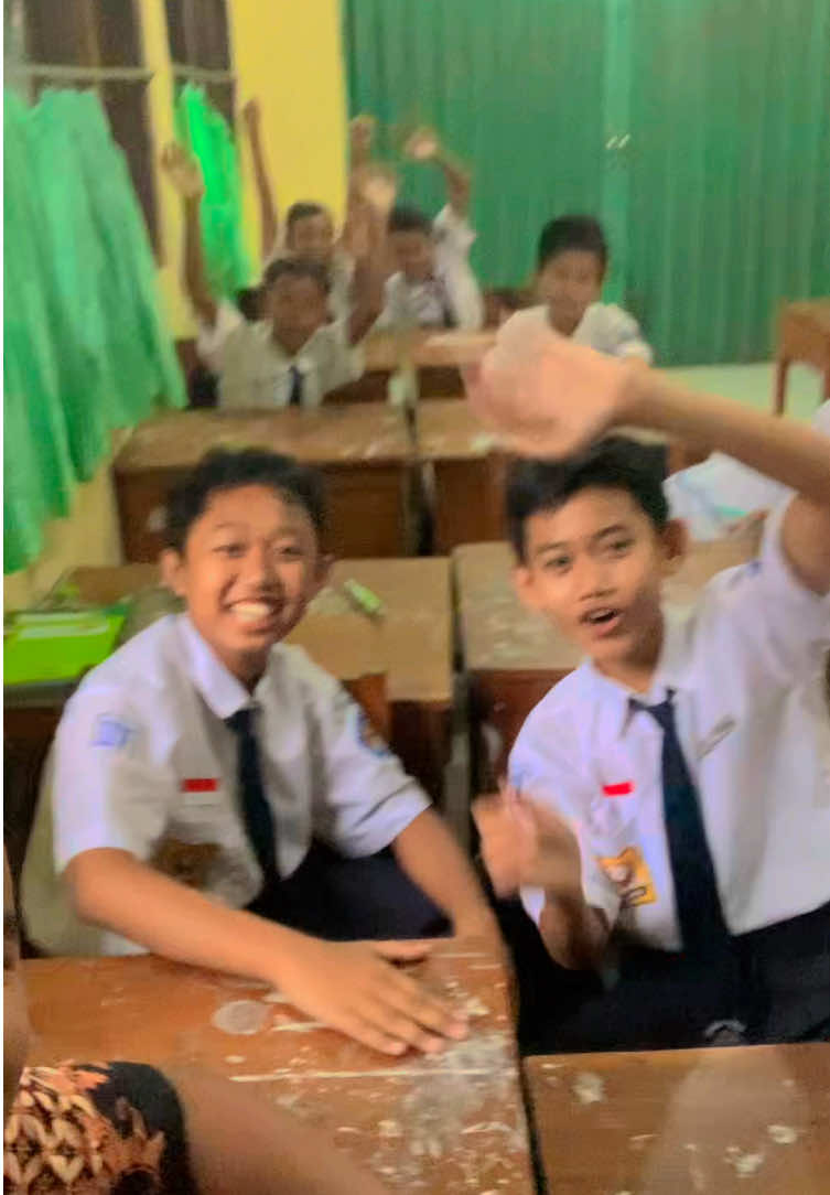 Tetap Gembira dikelas walaupun diluar sedang hujan deras #gurumuda  #anakbahagia  #gurubahagia  #hujan  #kudushariini 