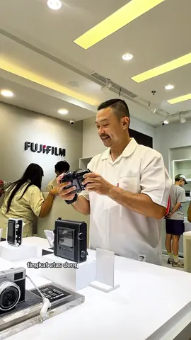 Baru Buka‼️ Showroom dan outlet premium FujiFilm di Surabaya ✨ FujiFilm showroom ini menawarkan pengalaman premium bagi penggemar fotografi, dengan menampilkan berbagai kamera FujiFilm seri X-Series dan GFX, kamera Instax, kamera QuickSnap hingga berbagai aksesori.  Gak cuma itu aja disini pengunjung dapat berinteraksi langsung dengan spesialis produk yang siap memberi rekomendasi dan tips teknisnya.  Buruan deh mampir, lokasinya di Tunjungan Plaza 4, lantai 3, Surabaya🙌 #FujifilmStoreSBY #FujifilmIndonesia #Instaxindonesia @Fujifilm Indonesia @Instax 