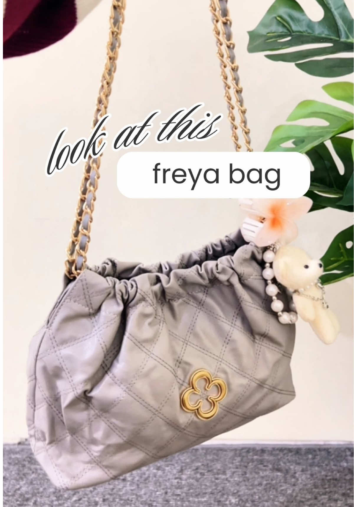 setiap hari dibikin gagal fokus sama looknya freya bag🥰 elegant dan lucu banget, pilihan warnanya juga banyak✨ . #taswanita #tashangout #shoulderbag #tasbahu #milanchiva 