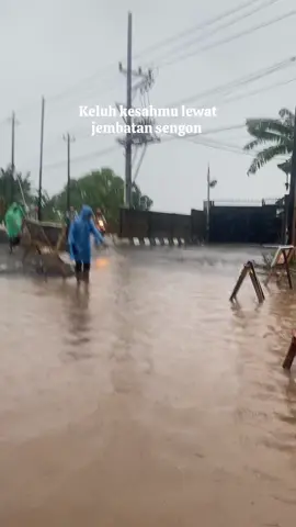 Bapak2 yg mengatur lalu lintas di jembatan sengon benar benar kerja pake hati ngatur lalu lintas yg kadang kita aja gak bilang terimakasih #fyp 