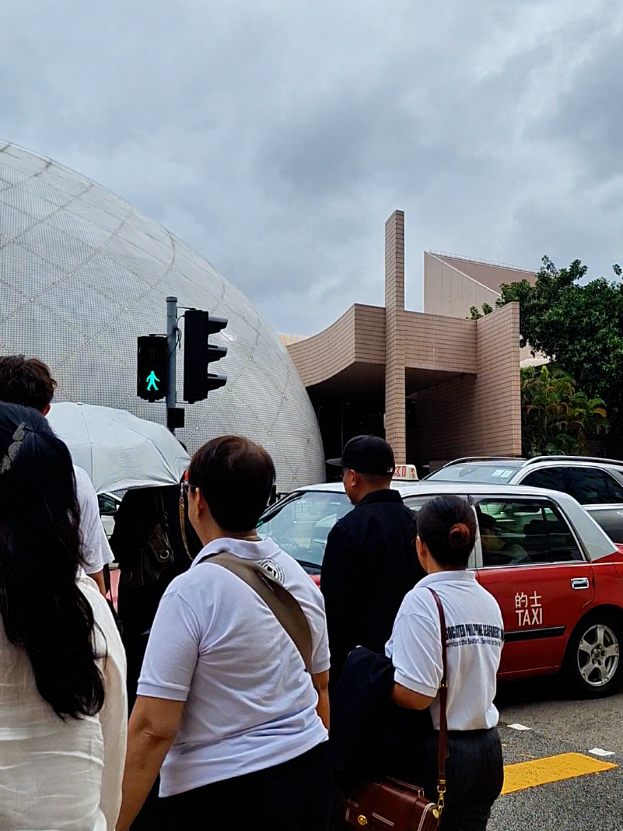 I was walking around and got stuck in a crowd and didn't expect to see Cristiano Ronaldo. it's good to be Fomo 😭😎 #christianoronaldo #hongkong #timnas #tsimshatsui #football 