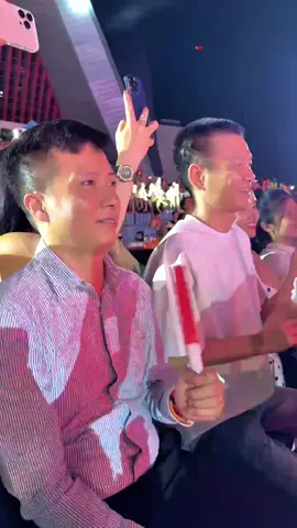 Anh Thành chủ tịch Nesty có nói với Linh.. e cứ yên tâm có  anh và Nesty luôn yêu thương hỗ trợ thằng nhỏ ,e nó có tài nó đỉnh lắm á mà sao nó bị dìm dữ vậy ta? Để a xuống ôm e nó cái động viên😔 tui đang chạy ctrinh mà bỏ công bỏ việc dẫn anh xuống hậu trường luôn! Có thêm 1 người đàn ông tuyệt vời vững chãi như này yêu thương  @Jack - J97  e mình cố gắng nha💪🫶🫰@Nesty Store VN #havaiconcert #Jack #j97 #nesty 
