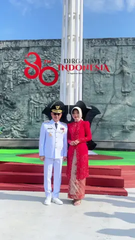 Di tengah sunyi pagi dan semerbak aroma tanah basah, kami berdiri tegak di Kebon Sayoek Kota Pontianak. mengenang mereka yang telah gugur untuk merah putih ini. Bendera perlahan naik, diiringi lagu kebangsaan yang terdengar lirih namun penuh haru. Mata beberapa orang berkaca-kaca bukan hanya karena lagu itu menyentuh, tapi karena mereka tahu, kemerdekaan belum benar-benar merata. Masih banyak yang bertahan hidup dari tanah, dari keringat, dari doa-doa yang tak pernah disiarkan televisi. Di Kebon Sayoek, kami tak sekadar mengibarkan bendera. Kami mengenang. Kami merenung. Dan kami berjanji dalam hati, bahwa semangat perjuangan tak boleh padam, meski tak ada panggung megah atau sorotan kamera. Karena di tempat seperti inilah, Indonesia sejatinya hidup di hati rakyat kecil yang tetap mencintai negerinya, meski sering dilupakan. “Bersatu Berdaulat Rakyat Sejahtera Indonesia Maju” MERDEKA🇮🇩  #17Agustus #HariKemerdekaan #KebonSayoek #Pontianak #IndonesiaDalamSunyi 