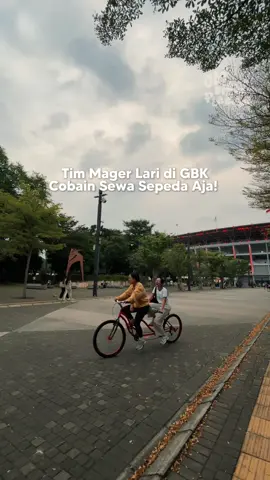 Pengen olahraga, tapi mager lari. Sewa sepeda di GBK solusinya 😂✨ Seru banget apa lagi yang tandem, bisa keliling GBK 1 jam cuma 35k aja!  Di tempatnya juga sewain raket buat main badminton. 📍 GBK, dekat Patung Bung Karno #jktdiemplease #placetogo #sewasepedagbk #gbk #gelorabungkarno 