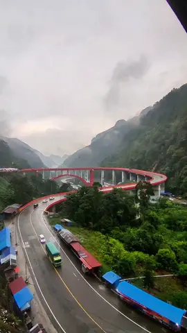 🌉 Kelok 9 terletak di Payakumbuh, Sumatera Barat. Jembatan ikonik ini panjangnya ±2,5 km dengan 9 kelokan yang megah di tengah hutan hijau. Wajib banget masuk bucket list kamu! 🌿✨  Dikenal sebagai salah satu jalan terindah di Indonesia, Kelok 9 menghubungkan Payakumbuh – Riau. Selain pemandangan, tempat ini juga sering jadi spot foto favorit traveler 📸  #Kelok9 #ExploreIndonesia #ExploreSumbar
