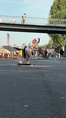 🏄‍♂️ New kind of slide 🛝  @Loaded Boards & Orangatang @Paris Truck Co. @Picture Organic Clothing #longboarddancing #paris #ride 