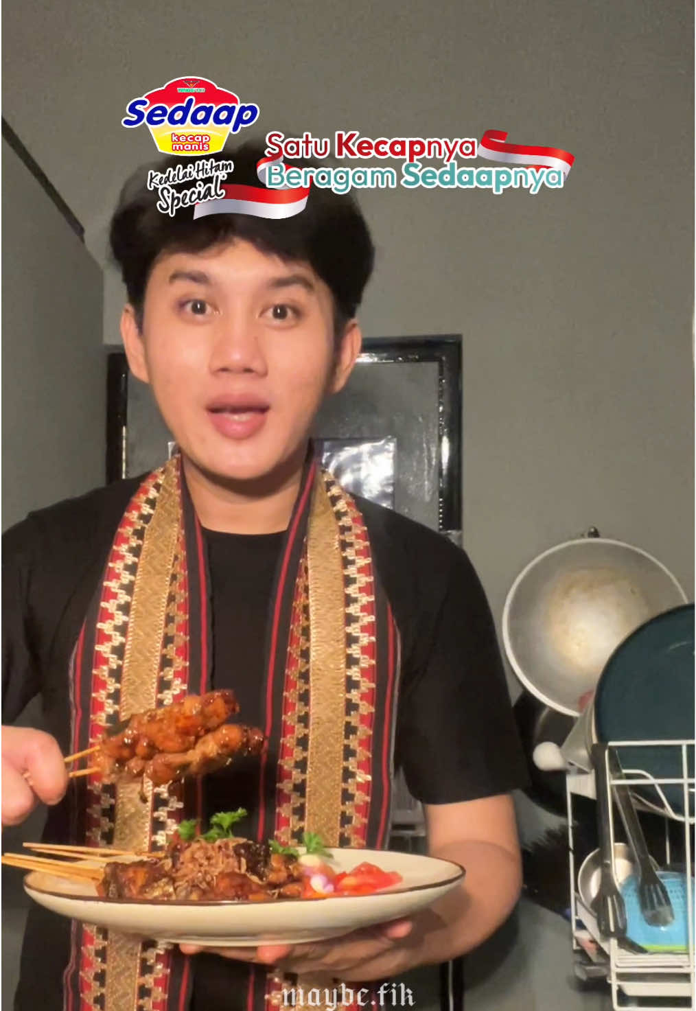 Sate ayam, sate daging udah biasa, gimana kalo kita bikin sate ikan, udah ada yang tau belum? Pas banget @Fikri ramadhan jadi salah satu dari 17 kreator yang ikut merayakan beragam kesedaapan masakan khas Indonesia bersama Kecap Sedaap Kedelai Hitam Special,  bikin masakan daerah dari kampung halaman, 