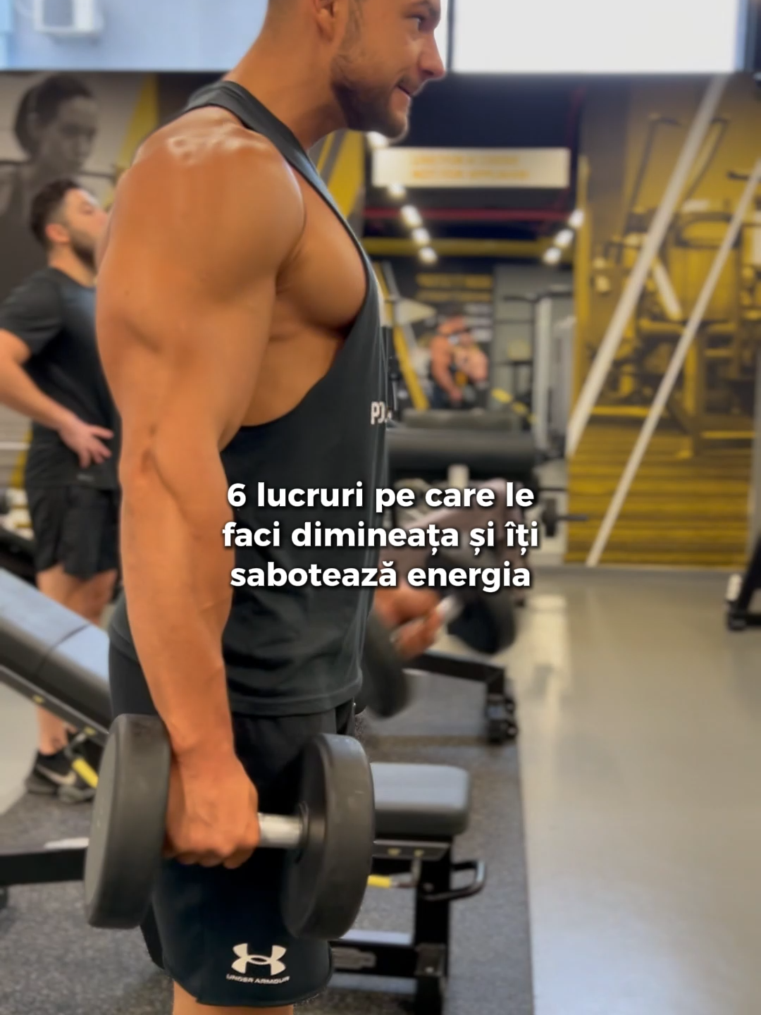 1. Verificarea telefonului imediat după trezire Deschiderea WhatsApp-ului, emailului sau Instagramului în prima oră trimite corpul direct în modul „luptă sau fugi”. Asta setează un ton stresant pentru restul dimineții și îți poate afecta negativ întreaga zi. 2. Prea multă cafea, prea devreme Cafeaua băută imediat după trezire supra-stimulează sistemul nervos și duce la o prăbușire masivă de energie mai târziu. Practic, împrumuți energie pe care nu o ai — și vei simți consecințele după-amiaza. 3. Lipsa hidratării După 7–9 ore de somn fără apă, corpul tău se trezește deshidratat. Dacă sari peste apă dimineața, creierul și corpul tău pornesc ziua pe „baterii slabe”. 4. Fără expunere la soare Fără lumină naturală dimineața = niciun semnal clar pentru creier că e timpul să fii alert. Asta întârzie procesul natural de trezire și îți scade nivelul de energie. 5. Lipsa mișcării Un corp static înseamnă o minte înceată. Chiar și o plimbare scurtă îți poate schimba starea și îți boostează atât focusul, cât și energia. 6. Ore de trezire inconsistente Dacă te trezești la ore diferite în fiecare zi, îți bulversezi ceasul biologic. Fără un ritm constant, atât energia ta zilnică, cât și calitatea somnului vor avea de suferit.
