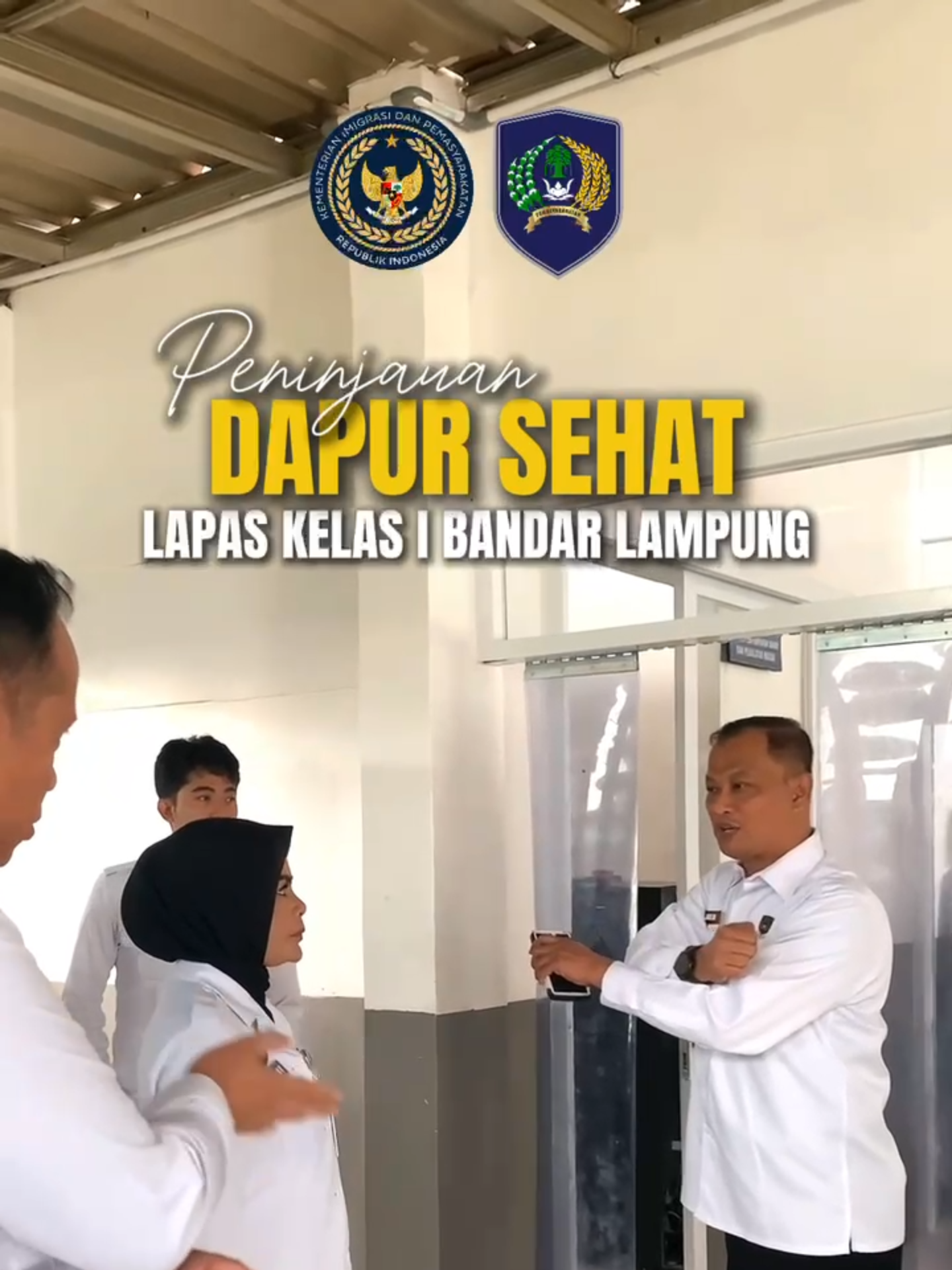 🍲 Dapur Sehat Lapas Bandar Lampung Dipamerkan ke Kakanwil! 🏆 #PemasyarakatanSehat #DapurSehat Inovasi untuk kesejahteraan warga binaan terus digaungkan! 🌟 Kepala Lapas Kelas I Bandar Lampung, Ike Rahmawati, memperkenalkan Dapur Sehat pasca-renovasi kepada Kakanwil Ditjenpas Lampung, Jalu Yuswa Panjang, Selasa (19/8). 🔧 Ditemani Ka. Bidang Pembinaan, Tri Wahyu Santosa, rombongan berkeliling melihat langsung seluruh area dapur: ✔️ Persiapan bahan ✔️ Ruang masak higienis ✔️ Sistem penyimpanan teratur ✔️ Distribusi makanan terencana Semua dirancang sesuai standar Dapur Sehat Ditjenpas — karena makanan bukan sekadar pengisi perut, tapi bagian dari hak dasar dan proses pemulihan warga binaan. 💬 Kalapas Ike Rahmawati: 