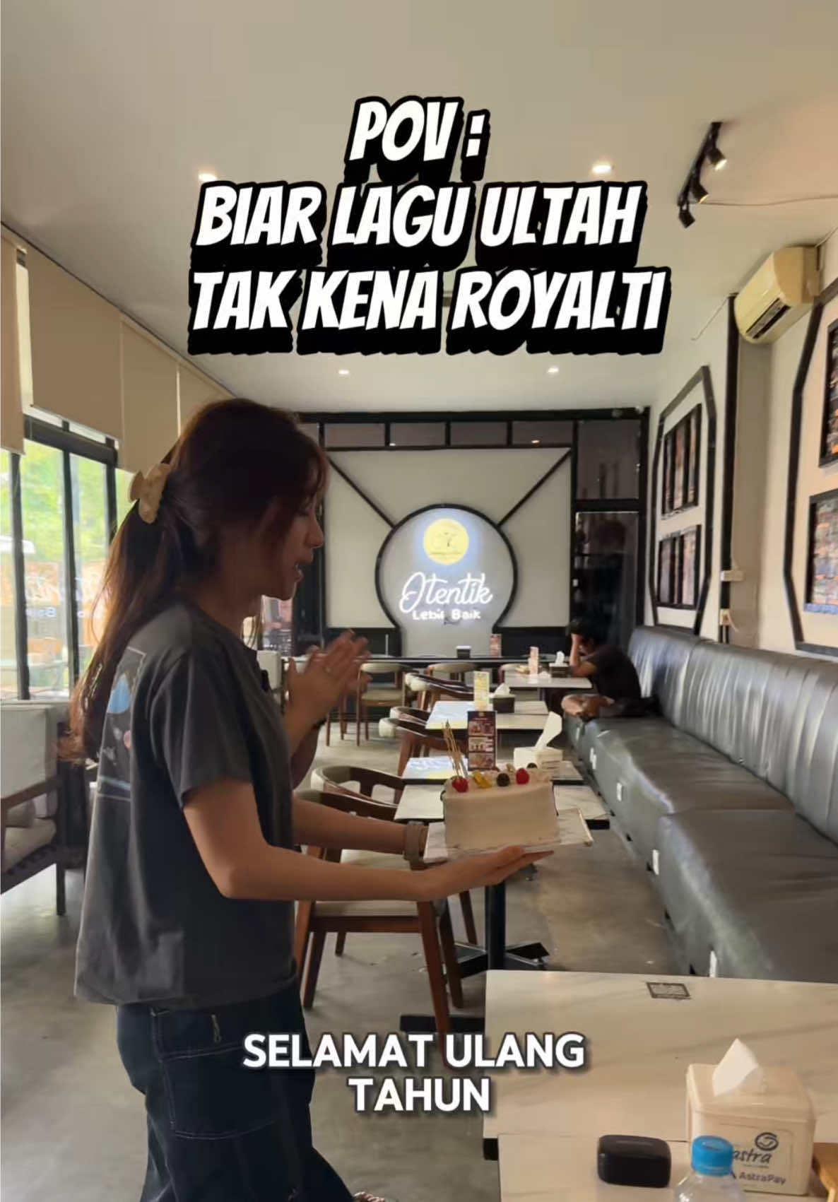 Kali ini Kuenya tidak diambil balik ya @vian 邬. Btw @nitaa.hoho ngapain? #komedi #fyp #royalty #hbd 