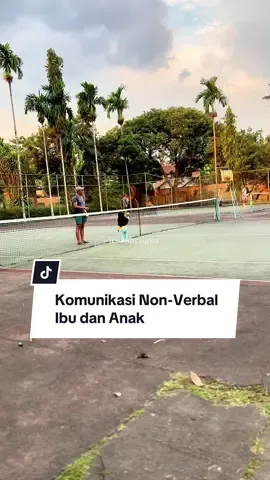 Ada sesuatu yang ajaib dalam hubungan ibu dan anak: sebuah bahasa yang tak membutuhkan kata. Pernah nggak, kamu cuma menatap wajah anakmu, lalu seketika tahu dia sedang takut, sedih, atau ingin dipeluk? Itu bukan kebetulan, tapi silent attunement — istilah dalam Psikologi Transpersonal yang menggambarkan sinkronisasi batin antara dua jiwa. Ini bukan sekadar “ibu peka”, tapi memang ada jalur komunikasi non-verbal yang aktif antara kalian. Proses ini terbentuk sejak ia masih di rahimmu. Detak jantungmu adalah musik pertama yang dia dengar. Getaran emosimu adalah warna pertama yang dia kenal. Setiap rasa aman yang kamu berikan dulu, terekam dalam memorinya, dan kini menjadi kompas batin yang membimbingnya. Makanya, ketika kamu menatapnya dengan mata penuh cinta, otaknya langsung memproduksi hormon oksitosin — hormon rasa aman dan keterikatan. Bahkan, penelitian menunjukkan bahwa bayi yang sering mendapat tatapan dan senyum dari ibunya, akan memiliki kemampuan regulasi emosi yang lebih baik di masa depan. Dan yang lebih menakjubkan… koneksi ini tetap ada bahkan ketika kalian berjauhan. Banyak ibu yang mengaku “tiba-tiba kepikiran” anaknya, lalu ternyata anaknya memang sedang butuh bantuan. Di dunia psikologi konvensional, ini sulit dijelaskan. Tapi dalam Psikologi Transpersonal, kita mengenalnya sebagai collective field of consciousness — medan kesadaran bersama yang menghubungkan dua jiwa yang saling mencintai. Aku, Itsna M Rahma — mantan dosen psikologi yang kini memilih menjadi ibu penuh waktu untuk dua anakku, Raline dan Zavyr — belajar bahwa koneksi ini bukan sekadar naluri. Ia adalah jembatan tak kasatmata yang Allah ciptakan agar seorang ibu selalu tahu… kapan anaknya butuh pulang. #koneksiibu #psikologitranspersonal #parenting #spiritualparenting 