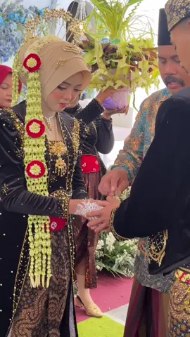 Panggih kak Dhiva & kak dakwan..💕 @dhivaolshp16  #prosesitemumanten #panggihmantenjawa #adatjawa #soloputri ##makeupwedding 