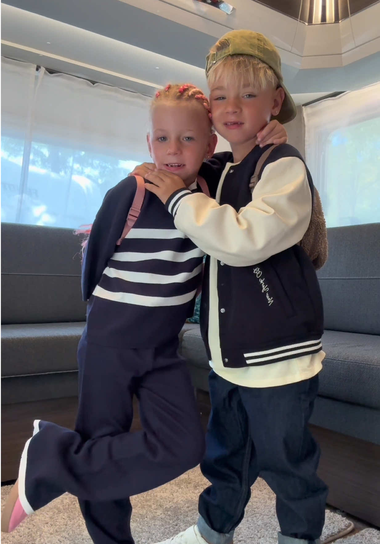 Anzeige / Back to Cool 😎✨ Unsere Vorschulkids starten stylisch ins neue Abenteuer – und wir hatten mindestens genauso viel Spaß beim Auspacken wie beim Anprobieren 🛍️💛 @H&M  Von Mini-Fashion-Show im Wohnzimmer bis zu ganz großen Kindergarten-Träumen – diese Outfits schreien einfach „Ready for the playground runway“! 🏆👟 #HMKids #BackToSchool #BackToCool 