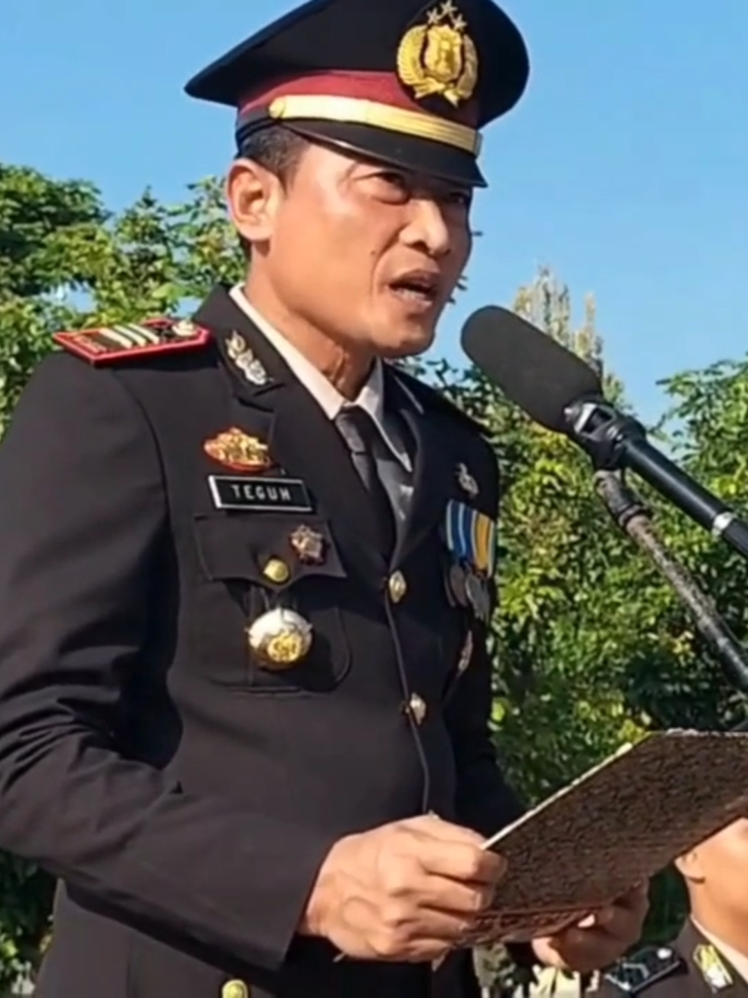 HUT Kemerdekaan RI ke-80, Kapolsek Kenduruan Polres Tuban Bertindak Selaku Inspektur Upacara . TUBAN, Kenduruan,- Polsek Kenduruan Polres Tuban menggelar upacara peringatan Hari Ulang Tahun (HUT) ke-80 Kemerdekaan Republik Indonesia di halaman kantor Kecamatan Kenduruan, Minggu (17/08/2025).   Upacara dimulai pukul 07.00 WIB dan berlangsung khidmat, Kapolsek Kenduruan AKP Teguh Triyo Handoko, S.H., M.H., M.A.P. bertindak sebagai inspektur upacara, Camat Kenduruan yang diwakili sekcam Agus riyanto, danramil 0811/11 Kenduruan yang diwakili Serka Agus Suwanto, Kepala Puskesmas Kenduruan H. Afnan Agus Santosa.Skep.NS, Kepala UPT se Kec. kenduruan beserta staf, Kepala Sekolah se kecamatan Kenduruan, Tokoh agama, Tokoh masyarakat dan Tokoh Pemuda Kec. Tuban, Kepala Desa se Kec. Kenduruan dan Perangkat desa, Guru se Kec.Kenduruan, Siswa siswi SD/MI. SMP, dan SMA Kec. Kenduruan.   Pelaksanaan upacara berlangsung tertib dan penuh semangat nasionalisme. Momen ini juga menjadi ajang untuk mengenang jasa para pahlawan yang telah berjuang merebut kemerdekaan Indonesia.   