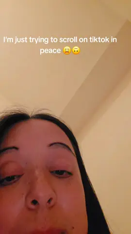 Peacefully scrolling… then BOOM real-life jump scare 🕷 #funny #relatable #comedy #foryou #MomsofTikTok 