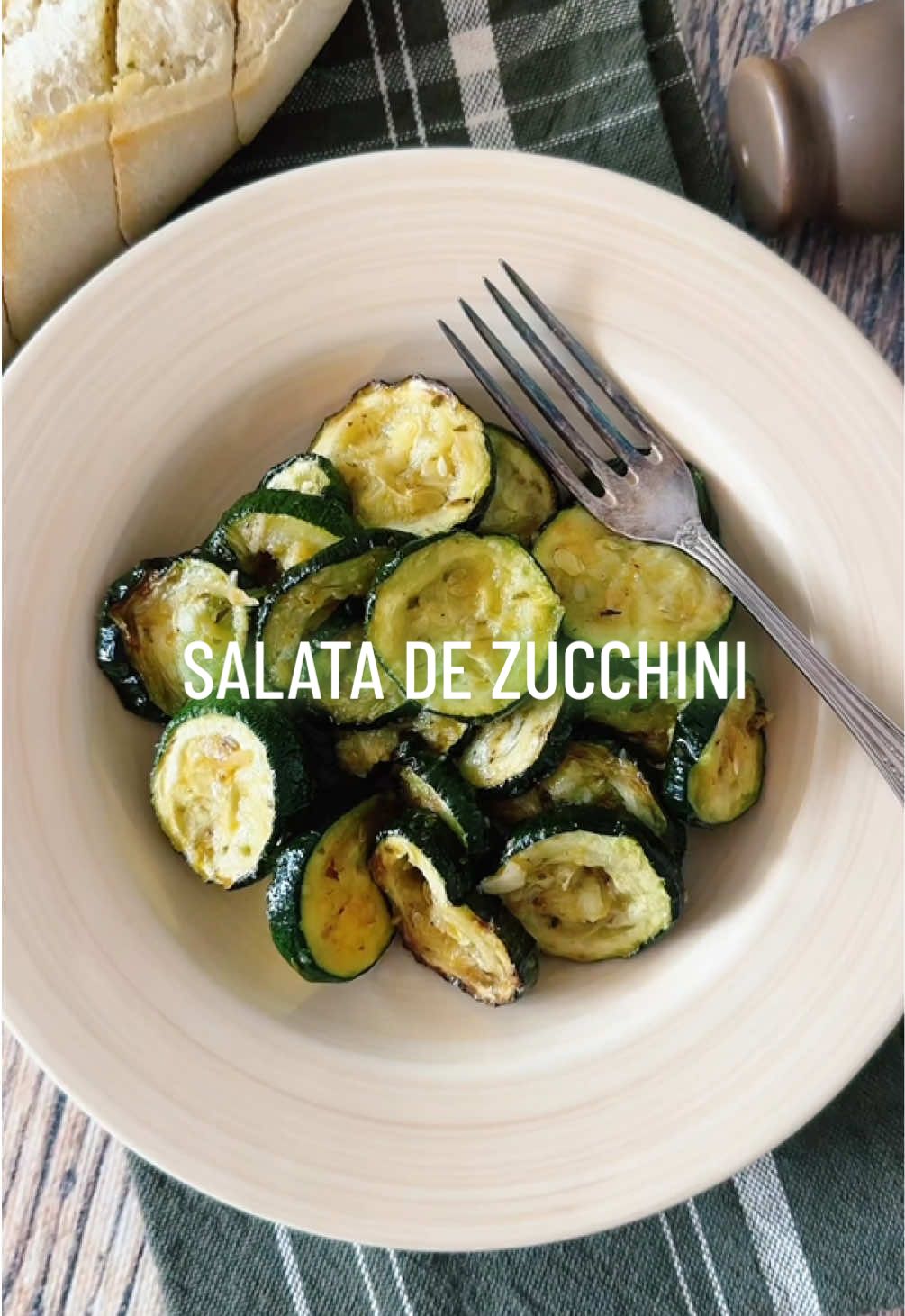 🎥🥗 Salata de zucchini – vara pe farfurie in mai putin de 10 minute! 🔥 Zucchini rumenit, usturoi aromat, oregano si un strop de otet de mere… atat iti trebuie ca sa simti ca esti pe o terasa mediteraneana. 💚 Fresh, usoara, dar cu personalitate – merge ca aperitiv, garnitura sau chiar „cina din picioare” cand nu mai ai rabdare. 😏 Se face intr-o clipa, dispare intr-o secunda. 📲 Scrie „ZUCCHINI” in comentarii si iti trimit reteta completa! 🔁 Salveaza pentru cand ai chef de ceva bun si sanatos. #inspiratielafix #salatadevara #zucchini #aperitivusor #garnitura     