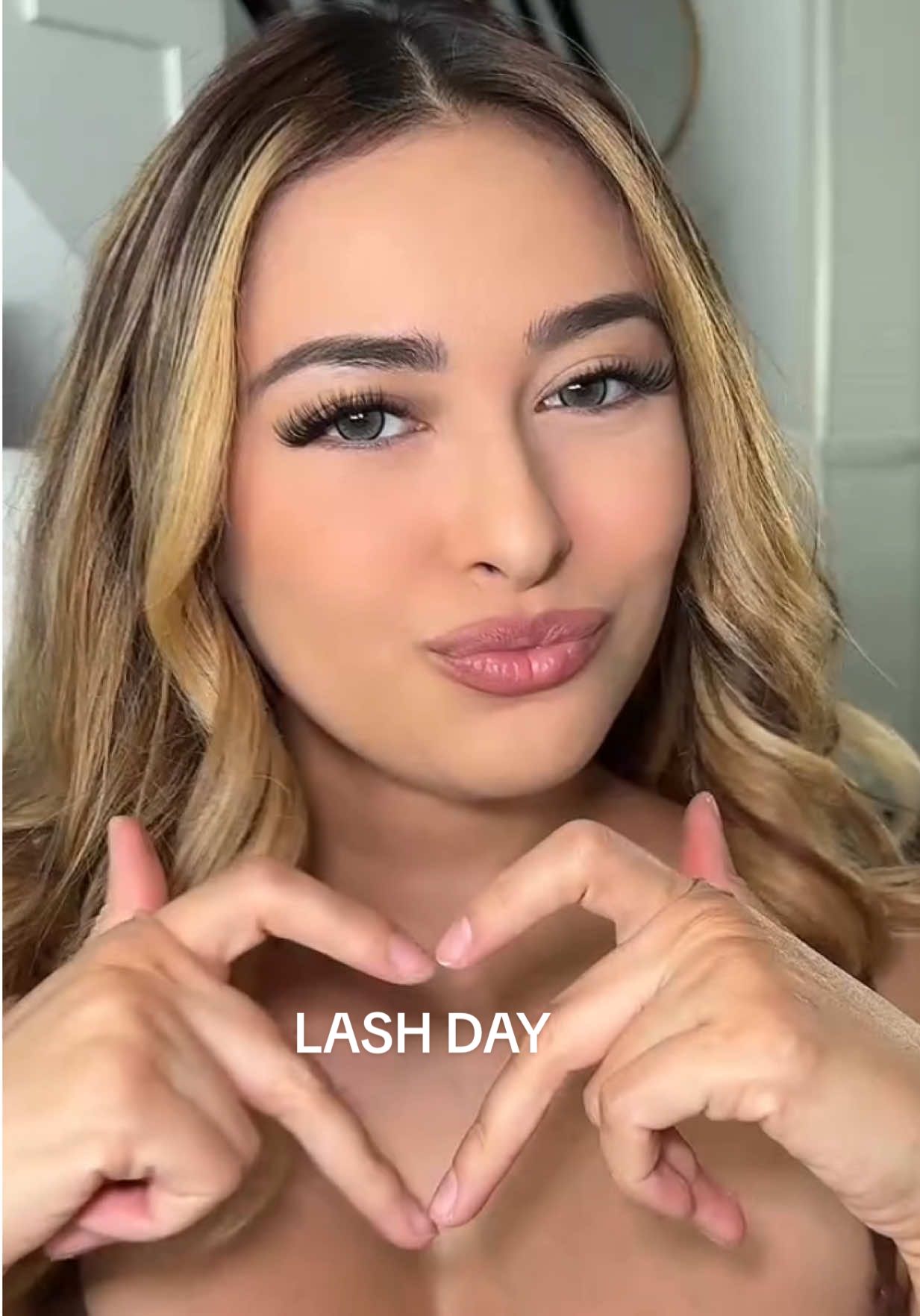 If you’re seeing this just know these lashes are 50% off now 😭🥴 #lashclusters #youluckbeauty @YouLuck Beauty 